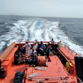 Un barco de Salvamento Marítimo recoge inmigrantes en Canarias