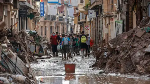 Fotografía de una de las calles de Paiporta encharcadas Fotografía de una de las calles de Paiporta encharcadas