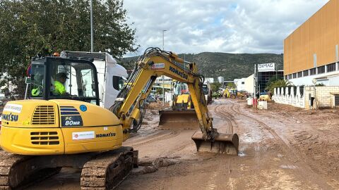 Las m&aacute;quinas pesadas de &Aacute;ridos Mijares trabajando en las zonas afectadas.