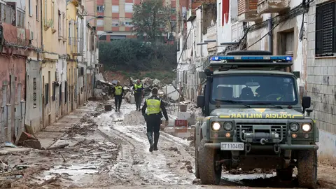 Policía militar y Guardia Civil en una calle aledaña al Barranco de Torrente, este lunes. Policía militar y Guardia Civil en una calle aledaña al Barranco de Torrente, este lunes.