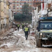 Policía militar y Guardia Civil en una calle aledaña al Barranco de Torrente, este lunes.