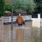 Un home camina per un carrer inundat de la urbanització La Mora de Tarragona Un home camina per un carrer inundat de la urbanització La Mora de Tarragona