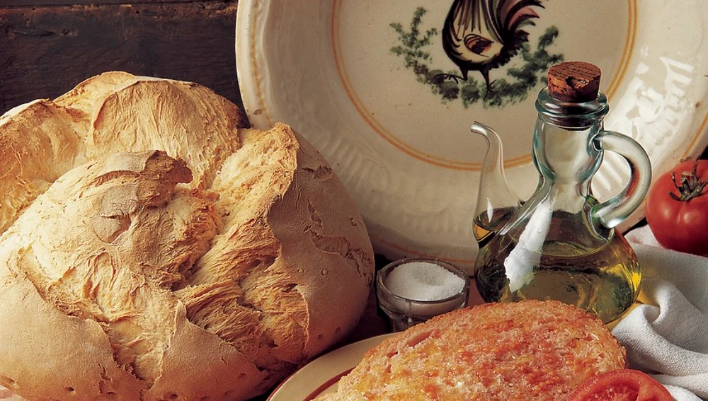 Todos los ingredientes necesarios para la elaboración de un pan con tomate. Todos los ingredientes necesarios para la elaboración de un pan con tomate.