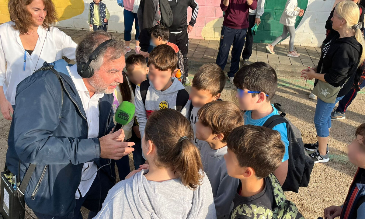 Los niños cuentan cómo han vivido la catástrofe de la DANA: "Vino un camión con ropa y agua y nos pusimos a llorar todos" Los niños cuentan cómo han vivido la catástrofe de la DANA: "Vino un camión con ropa y agua y nos pusimos a llorar todos"