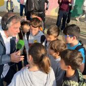 Carlos Alsina con algunos alumnos del CEIP Castellar-Oliveral, que abre sus puertas hoy tras la DANA