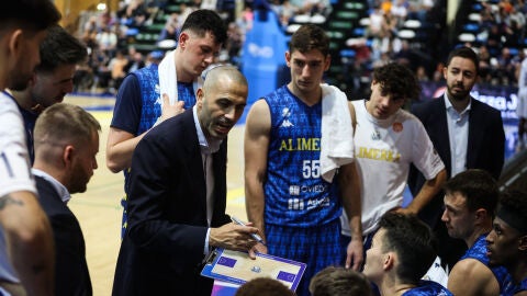 2-11-2024 Javi Rodr&iacute;guez, entrenador del Alimerka Oviedo Baloncesto, en un tiempo muerto ante el Fuenlabrada