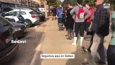 As&iacute; es la nueva normalidad en Sedav&iacute;, uno de los municipios m&aacute;s golpeados por la DANA: del barro a las colas para alimentos