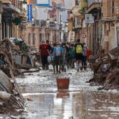 Fotografía de una de las calles de Paiporta encharcadas.