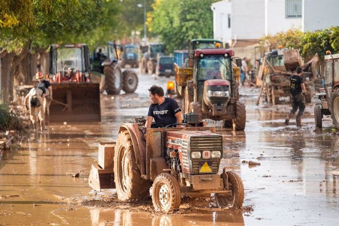 Alrededor de 200 agricultores siguen trabajando en los pueblos valencianos con sus propios tractores Alrededor de 200 agricultores siguen trabajando en los pueblos valencianos con sus propios tractores