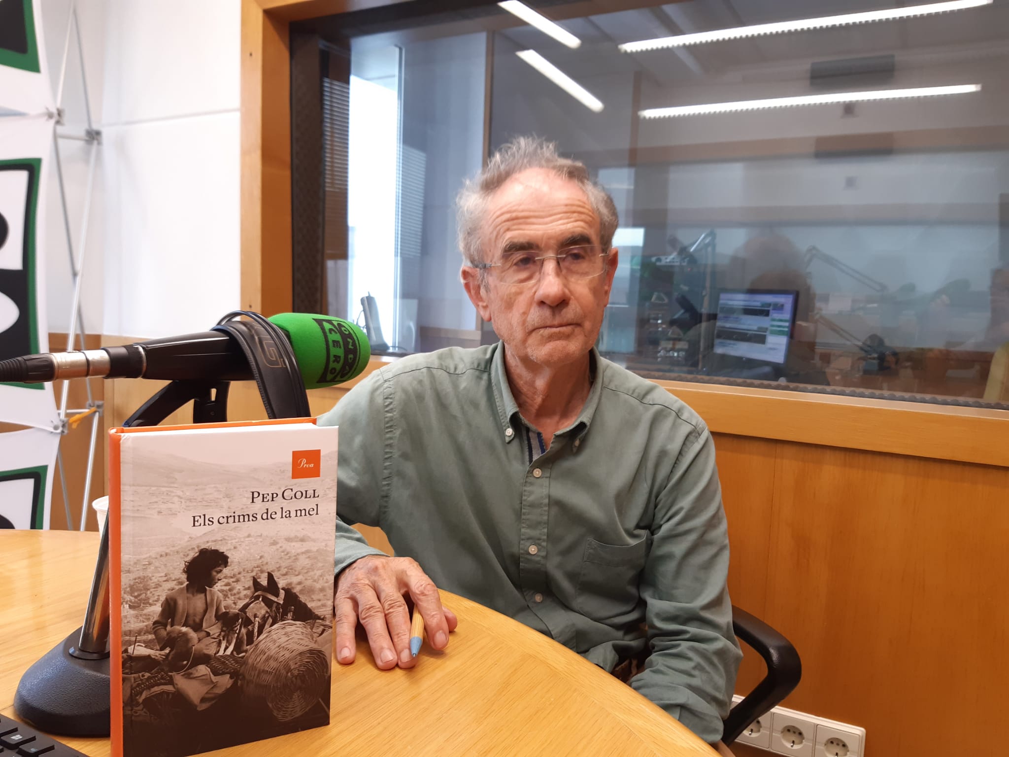 Pep Coll torna al Pallars amb "Els crims de la mel", un relat on contraposa la vida dels pagesos arrelats amb els gitanos itinerants Pep Coll torna al Pallars amb "Els crims de la mel", un relat on contraposa la vida dels pagesos arrelats amb els gitanos itinerants