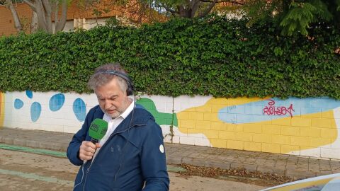 Carlos Alsina a las puertas del colegio de Castellar- Oliveral (Valencia)