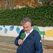 Carlos Alsina a las puertas del colegio de Castellar- Oliveral (Valencia)