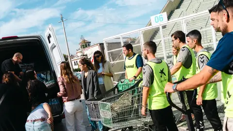Voluntarios de la Fundación Real Betis recopilan material en el Estadio Benito Villamarín. Voluntarios de la Fundación Real Betis recopilan material en el Estadio Benito Villamarín.