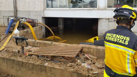 Uno de los casi 70 efectivos del contingente balear de emergencias que se han desplazado a los municipios m&aacute;s afectados por la DANA en Valencia. 