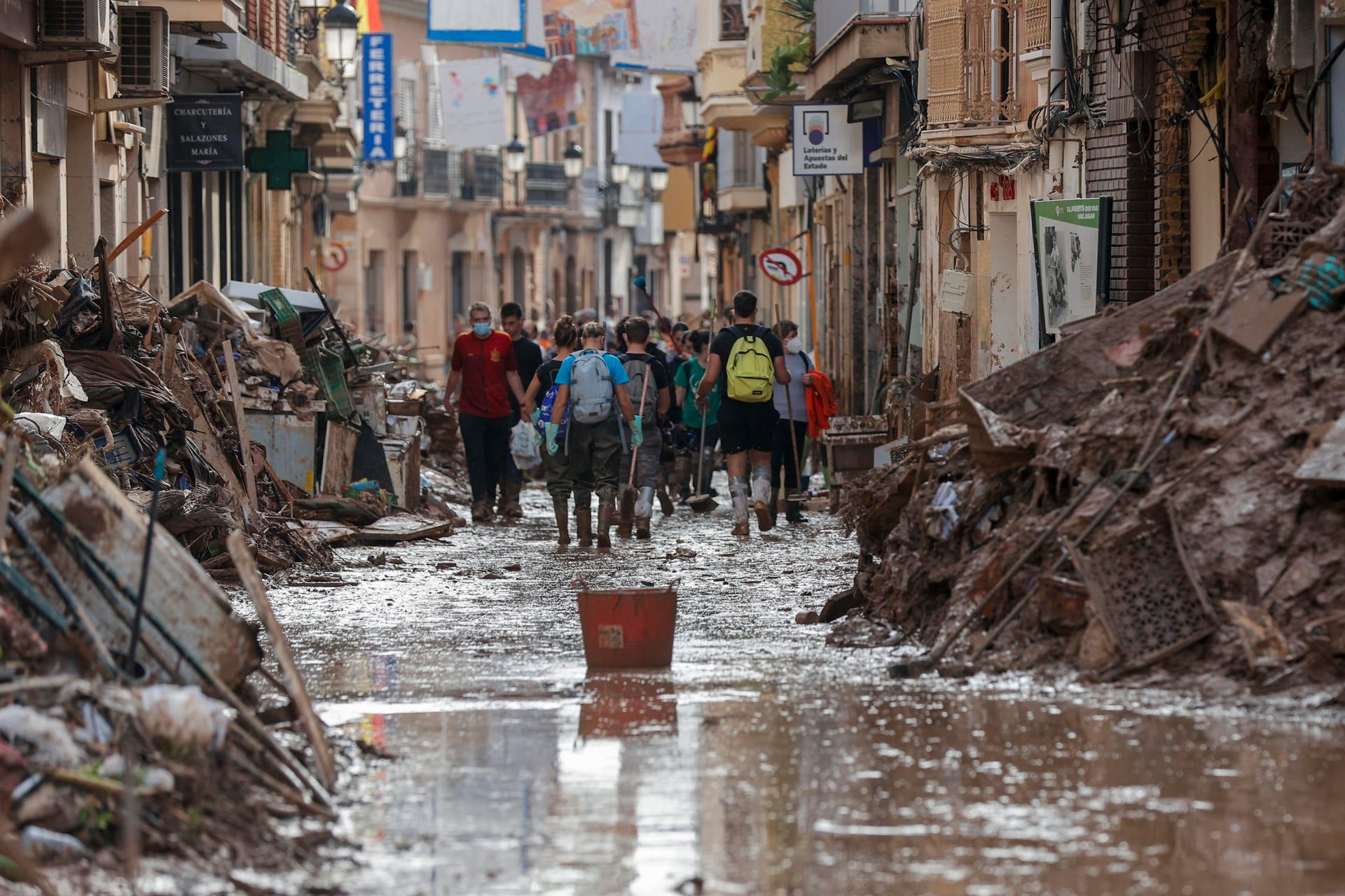 Los jóvenes de Morvedre, en primera línea para retirar el fango en las zonas afectadas por la Dana Los jóvenes de Morvedre, en primera línea para retirar el fango en las zonas afectadas por la Dana