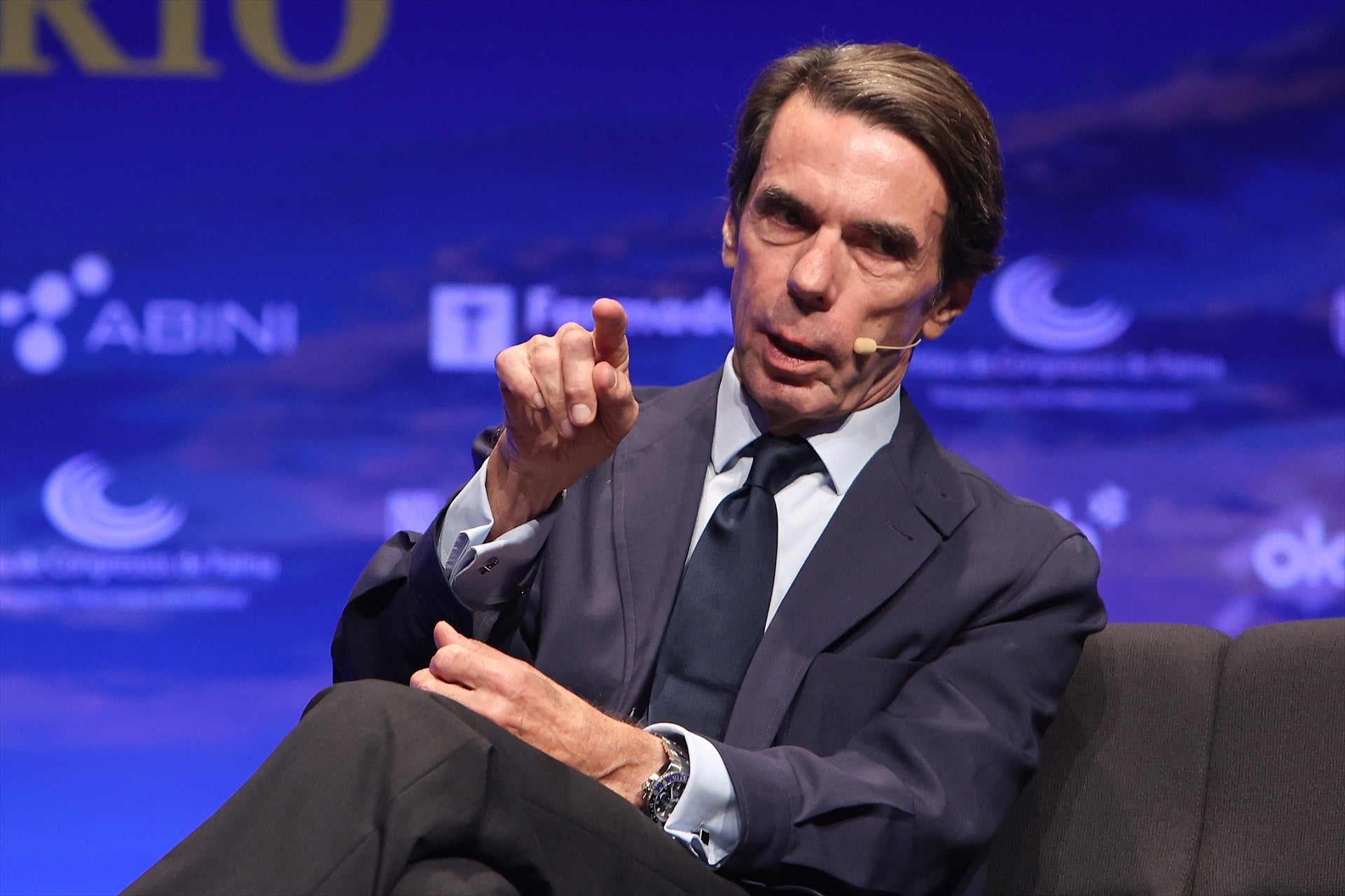 Aznar critica a Sánchez por la gestión de la Dana: "No hay que tratar a compatriotas víctimas como si fuesen extranjeros" Aznar critica a Sánchez por la gestión de la Dana: "No hay que tratar a compatriotas víctimas como si fuesen extranjeros"
