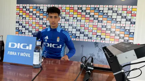 6-11-2024 Ilyas Chaira, jugador del Real Oviedo en la sala de prensa del Requexón 6-11-2024 Ilyas Chaira, jugador del Real Oviedo en la sala de prensa del Requexón