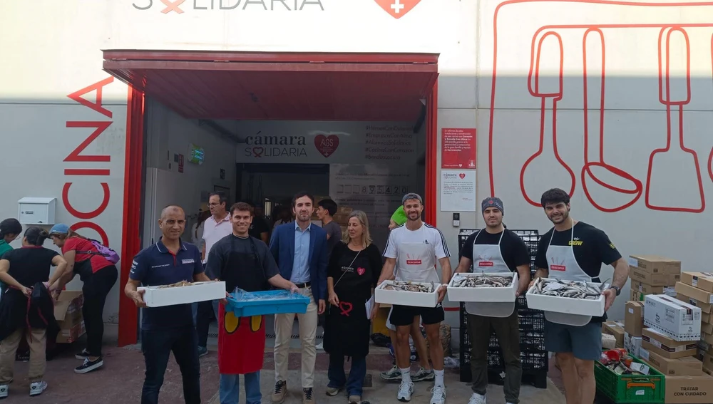 Villajoyosa dona 50 kilos de pescado para los menús a afectados por la DANA tras regresar los pescadores al mar Villajoyosa dona 50 kilos de pescado para los menús a afectados por la DANA tras regresar los pescadores al mar