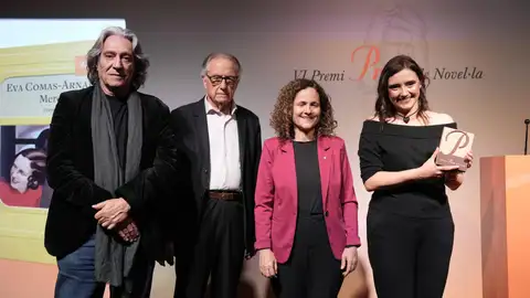 Eva Comas-Arnal guanya el Sisè Premi Proa de Novel·la amb 'Mercè i Joan' Eva Comas-Arnal guanya el Sisè Premi Proa de Novel·la amb 'Mercè i Joan'