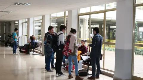 Estudiantes en la universidad Estudiantes en la universidad