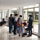 Estudiantes en la universidad Estudiantes en la universidad