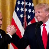 Fotografía de archivo de Trump con Benjamin Netanyahu.