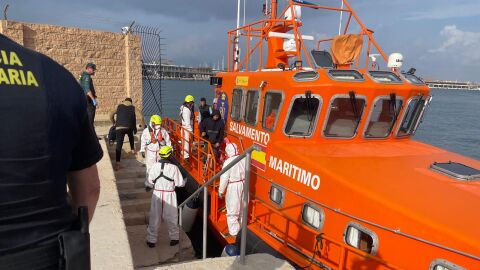 Los migrantes de una patera llegada a Cabrera, trasladados en el buque de Salvamento Mar&iacute;timo