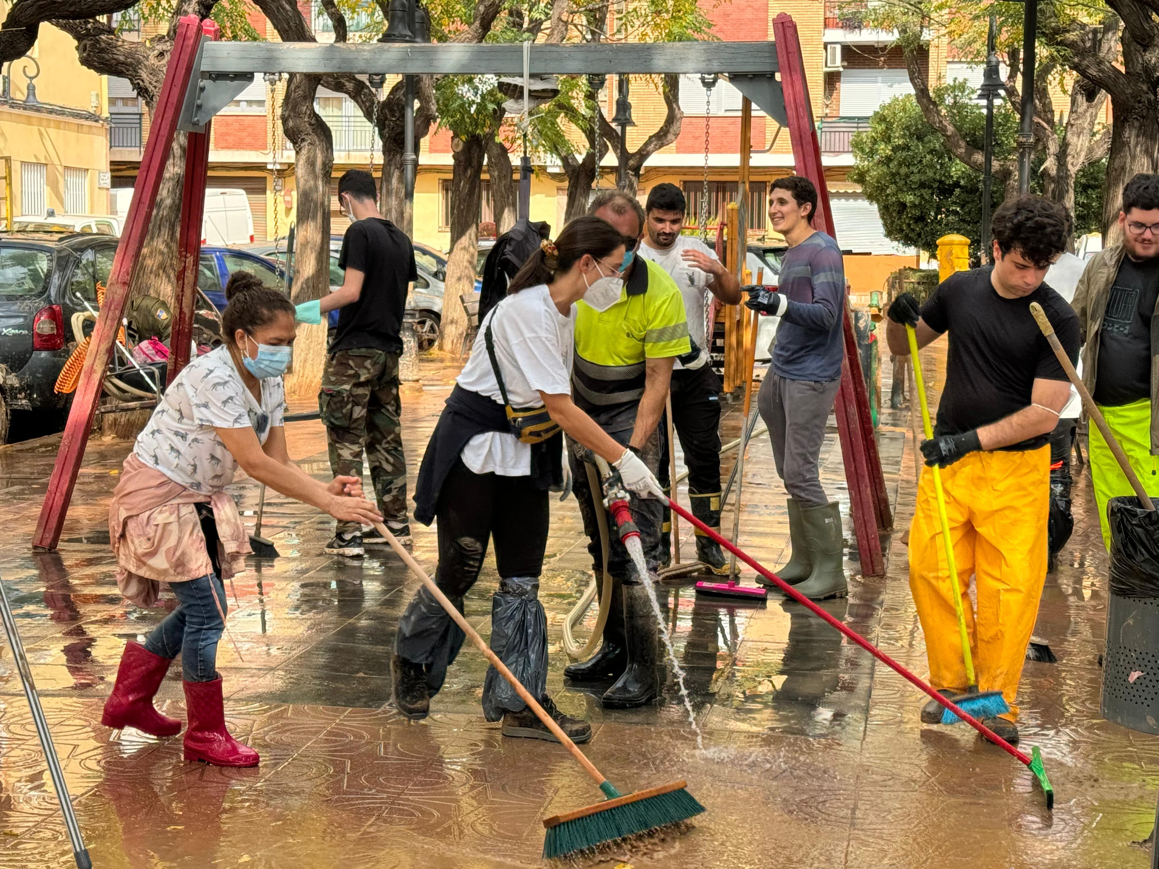 Castelló envía 4 convoyes de voluntarios y más maquinaria a la zona devastada por la DANA Castelló envía 4 convoyes de voluntarios y más maquinaria a la zona devastada por la DANA