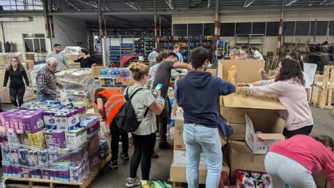 Voluntarios en el almac&eacute;n de La Coopertiva en Vila-real. 