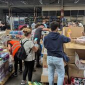 Voluntarios en el almacén de La Coopertiva en Vila-real. 