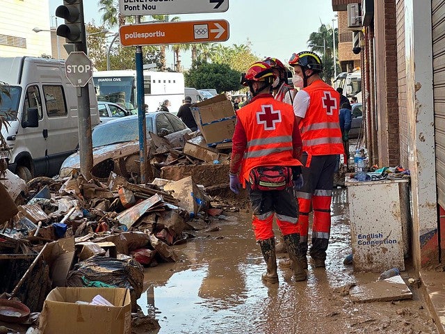 Cruz Roja se vuelca con Valencia tras la DANA distribuyendo material y alimentos y prestando atención sanitaria Cruz Roja se vuelca con Valencia tras la DANA distribuyendo material y alimentos y prestando atención sanitaria
