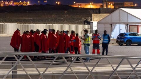 Grupo de migrantes atendidos en Puerto Naos, Lanzarote, donde el Gobierno de Canarias ha tenido que instalar una carpa provosional 