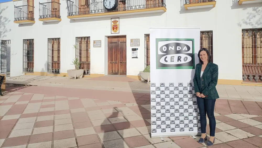 La alcaldesa de Tharsis, Isabel Macías, a las puertas del Ayuntamiento. La alcaldesa de Tharsis, Isabel Macías, a las puertas del Ayuntamiento.