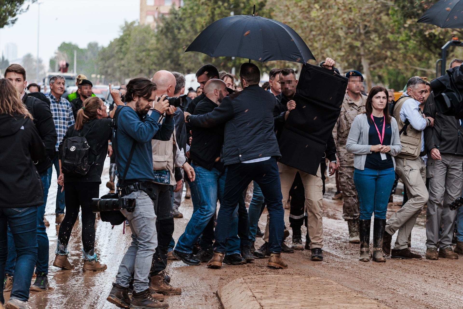 La Guardia Civil detiene a tres personas por los incidentes de Paiporta en la visita de Sánchez y los reyes La Guardia Civil detiene a tres personas por los incidentes de Paiporta en la visita de Sánchez y los reyes