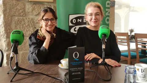 Anabel Gulías, concelleira de promoción de Pontevedra e a coordinadora da feira Etiqueta Negra, Vanessa López. Entrevista no Café Bar Carabela con motivo da Feira Etiqueta Negra 2024