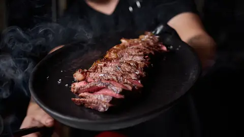 En Al Fuego trasladan el espíritu del asado tradicional argentino al barrio de Valdebebas. Al Fuego