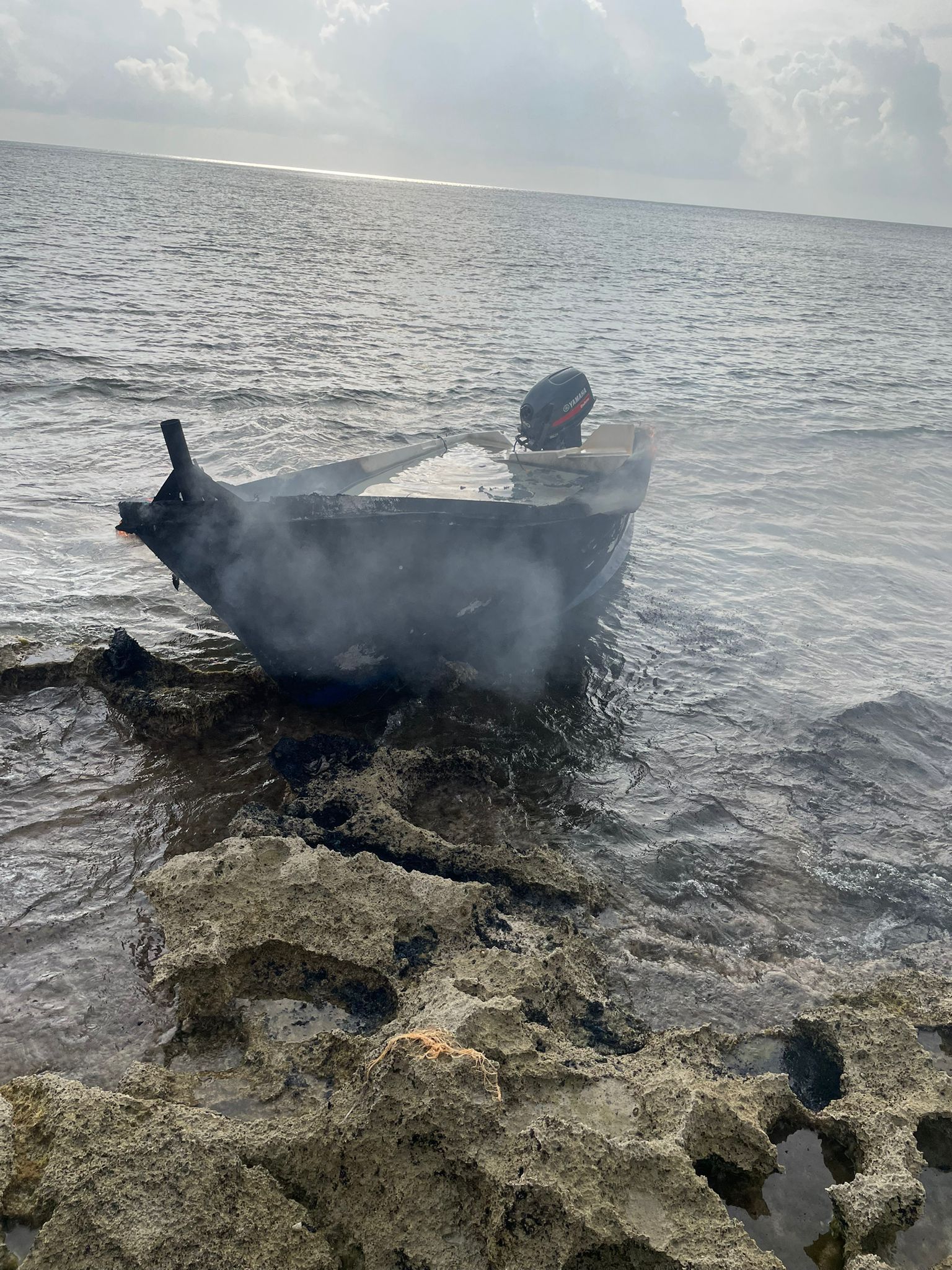 Llegan 160 migrantes a Formentera y los bomberos apagan el fuego de una patera Llegan 160 migrantes a Formentera y los bomberos apagan el fuego de una patera