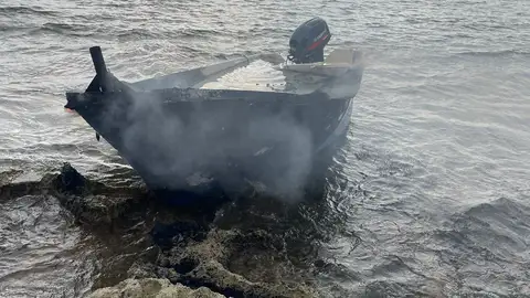 La patera quedó totalmente calcinada en S'Estufador La patera quedó totalmente calcinada en S'Estufador