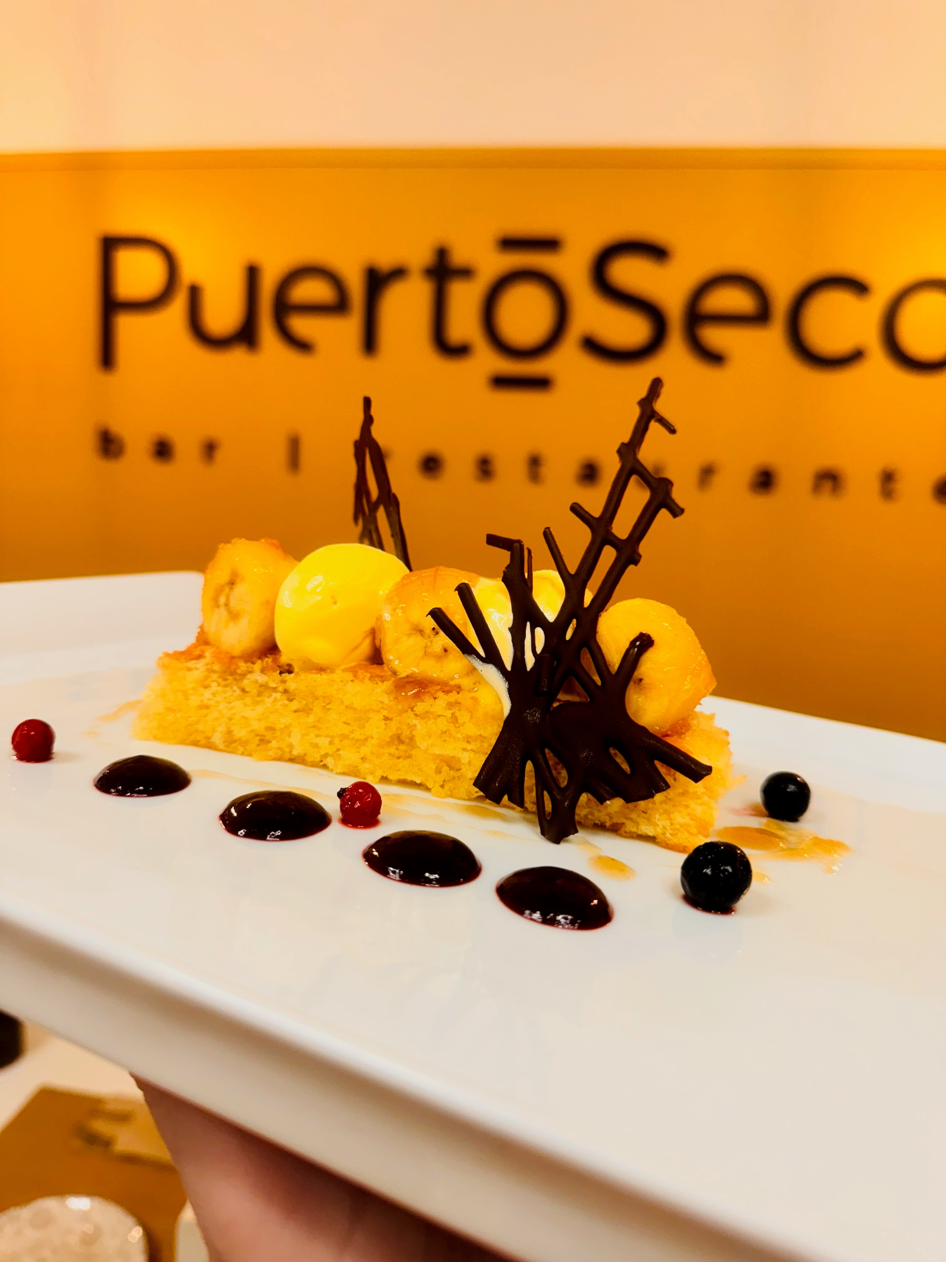 Plátano flambeado con bizcocho, helado de vainilla y frutos rojos Plátano flambeado con bizcocho, helado de vainilla y frutos rojos