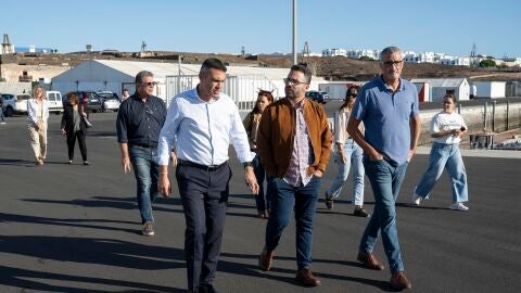 El presidente del Cabildo de Lanzarote, Oswaldo Betancort (i), y su consejero de Bienestar Social, Marci Acu&ntilde;a (d), han visitado las carpas temporales de emergencia instaladas por el Gobierno canario en el puerto de Arrecife ante la continua llegada de inmigrantes en pateras y neum&aacute;ticas