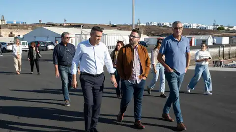 El presidente del Cabildo de Lanzarote, Oswaldo Betancort (i), y su consejero de Bienestar Social, Marci Acuña (d), han visitado las carpas temporales de emergencia instaladas por el Gobierno canario en el puerto de Arrecife ante la continua llegada de inmigrantes en pateras y neumáticas El presidente del Cabildo de Lanzarote, Oswaldo Betancort (i), y su consejero de Bienestar Social, Marci Acuña (d), han visitado las carpas temporales de emergencia instaladas por el Gobierno canario en el puerto de Arrecife ante la continua llegada de inmigrantes en pateras y neumáticas