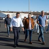El presidente del Cabildo de Lanzarote, Oswaldo Betancort (i), y su consejero de Bienestar Social, Marci Acuña (d), han visitado las carpas temporales de emergencia instaladas por el Gobierno canario en el puerto de Arrecife ante la continua llegada de inmigrantes en pateras y neumáticas