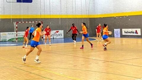 El Plata Femenino Servigroup Benidorm vuelve de Alcobendas con una nueva derrota por 31 a 21