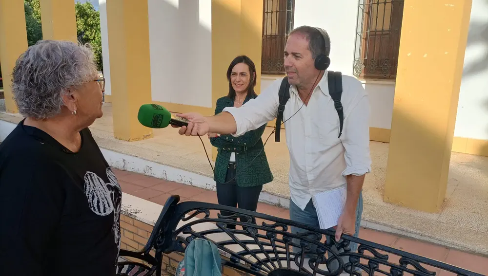 Una vecina de la localidad durante la emisión del programa Reto Demográfico, de Onda Cero. Una vecina de la localidad durante la emisión del programa Reto Demográfico, de Onda Cero.