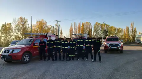 Ocho bomberos del Servicio de Protección Civil y Extinción de Incendios de la provincia dan relevo a los siete que se encuentran en Aldaia .