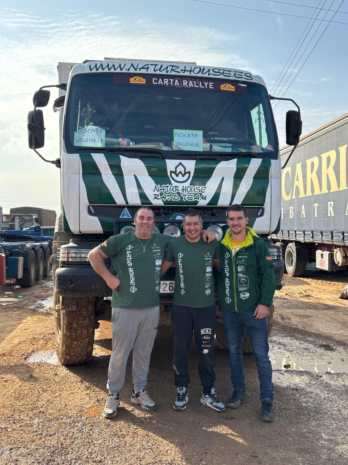 Tres cántabros y un camión ayudan a despejar las carreteras valencianas Tres cántabros y un camión ayudan a despejar las carreteras valencianas