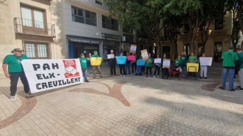 Concentraci&oacute;n en la Pla&ccedil;a de Baix de la PAH Elx-Crevillent.