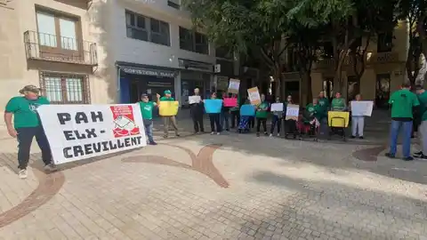 Concentración en la Plaça de Baix de la PAH Elx-Crevillent. Concentración en la Plaça de Baix de la PAH Elx-Crevillent.