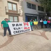 Concentración en la Plaça de Baix de la PAH Elx-Crevillent. Concentración en la Plaça de Baix de la PAH Elx-Crevillent.