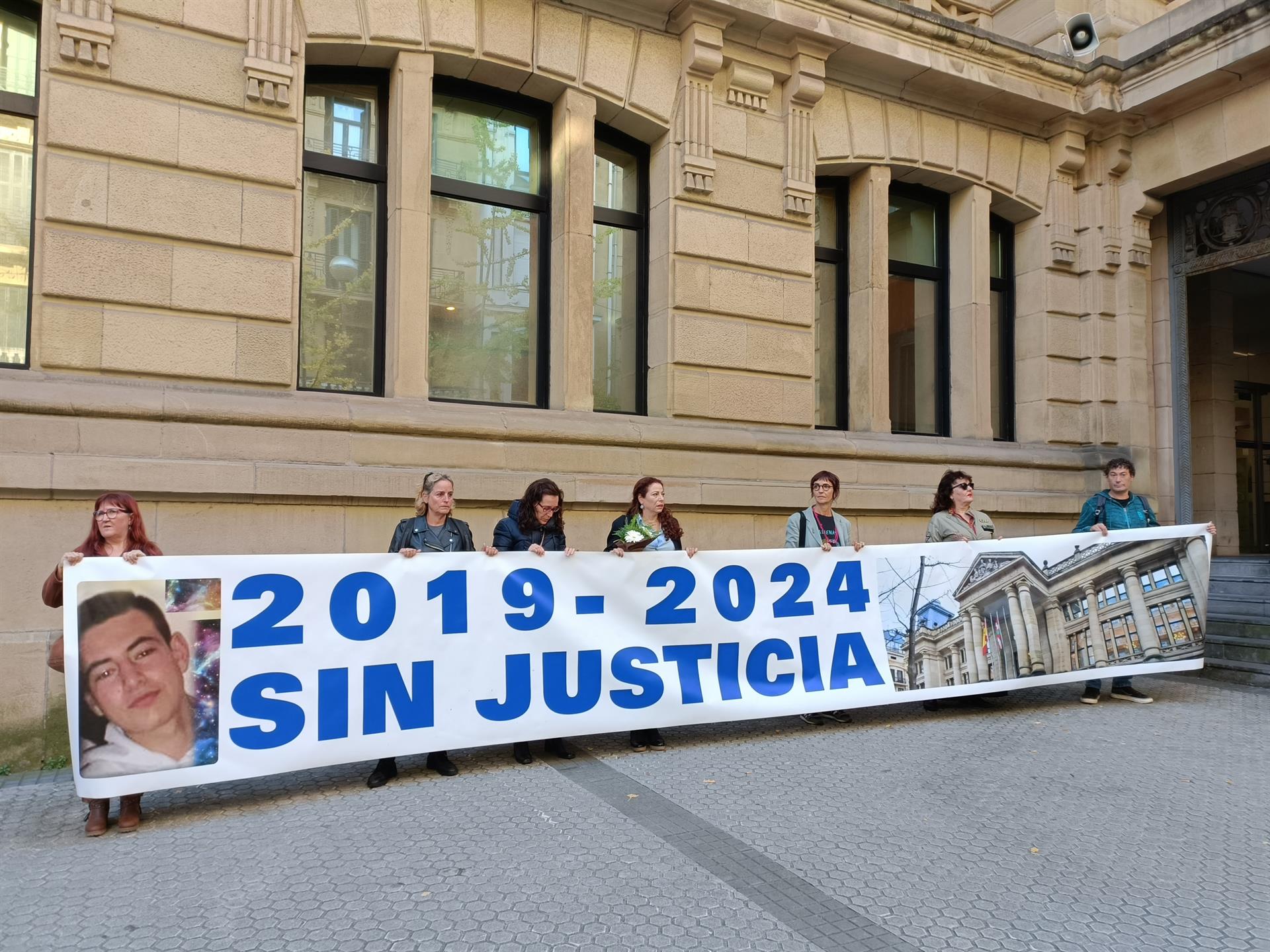La madre de Santi Coca reclama justicia para su hijo asesinado en Donosti hace cinco años La madre de Santi Coca reclama justicia para su hijo asesinado en Donosti hace cinco años